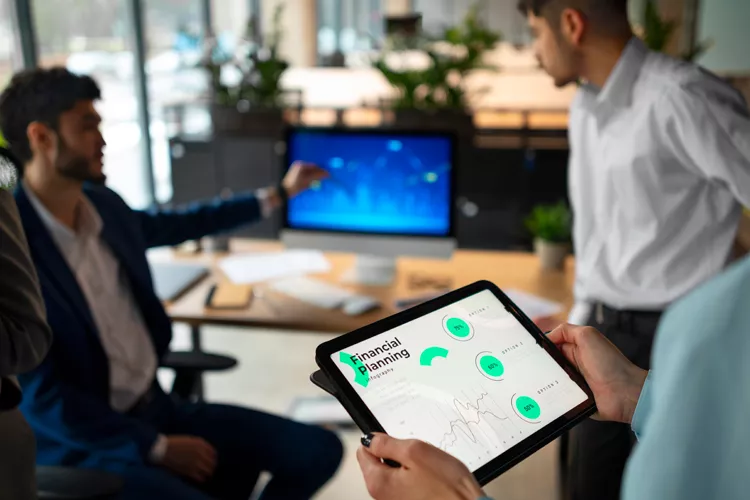 securitização de recebiveis pessoas analisando graficos financeiros